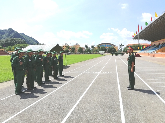 Cán bộ dự thi thuộc Lữ đoàn Thông tin 601 thực hiện thi giảng bài điều lệnh đội ngũ "treo súng, xuống súng".